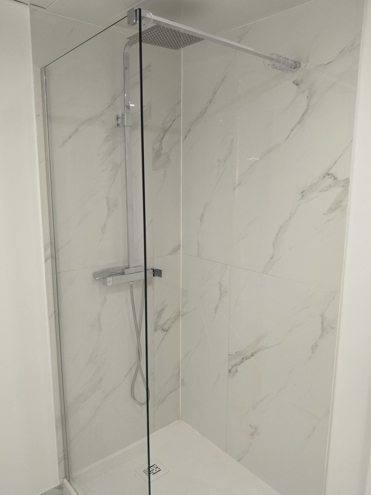 Salle d'eau avec douche à l'italienne